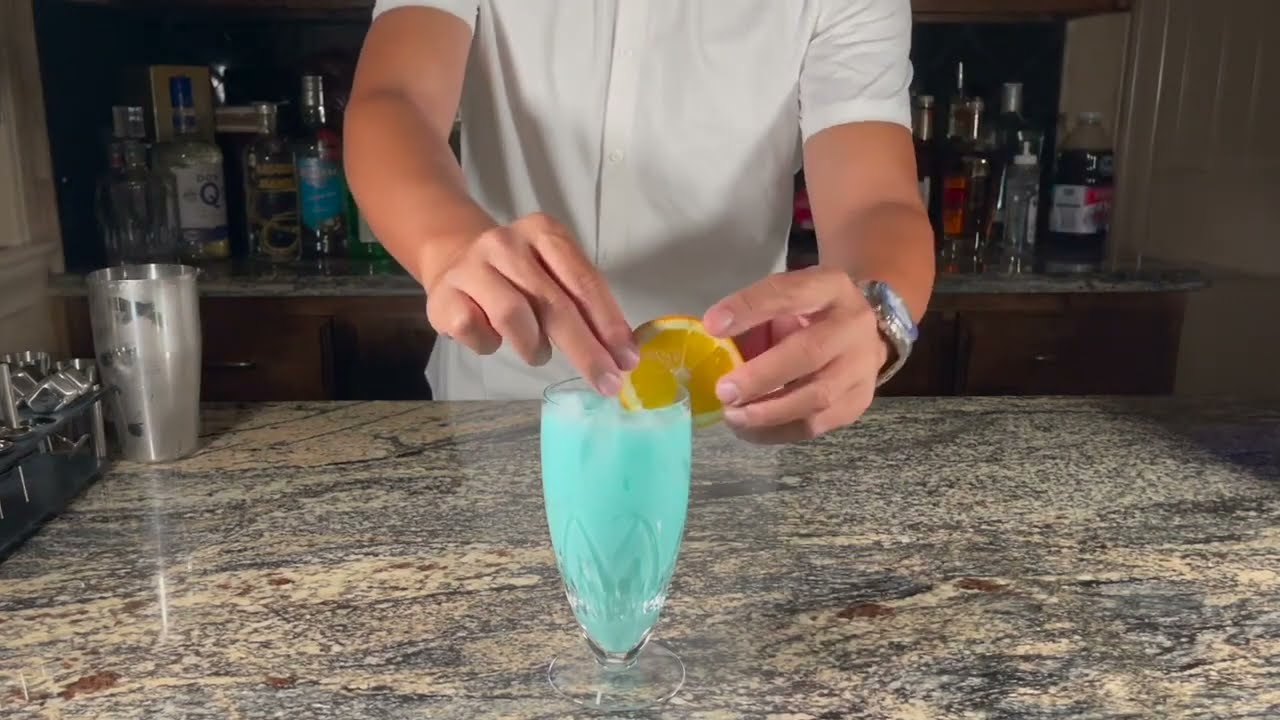 Cocktail 101 - Blue Hawaiian (White Rum, Blue Curacao)