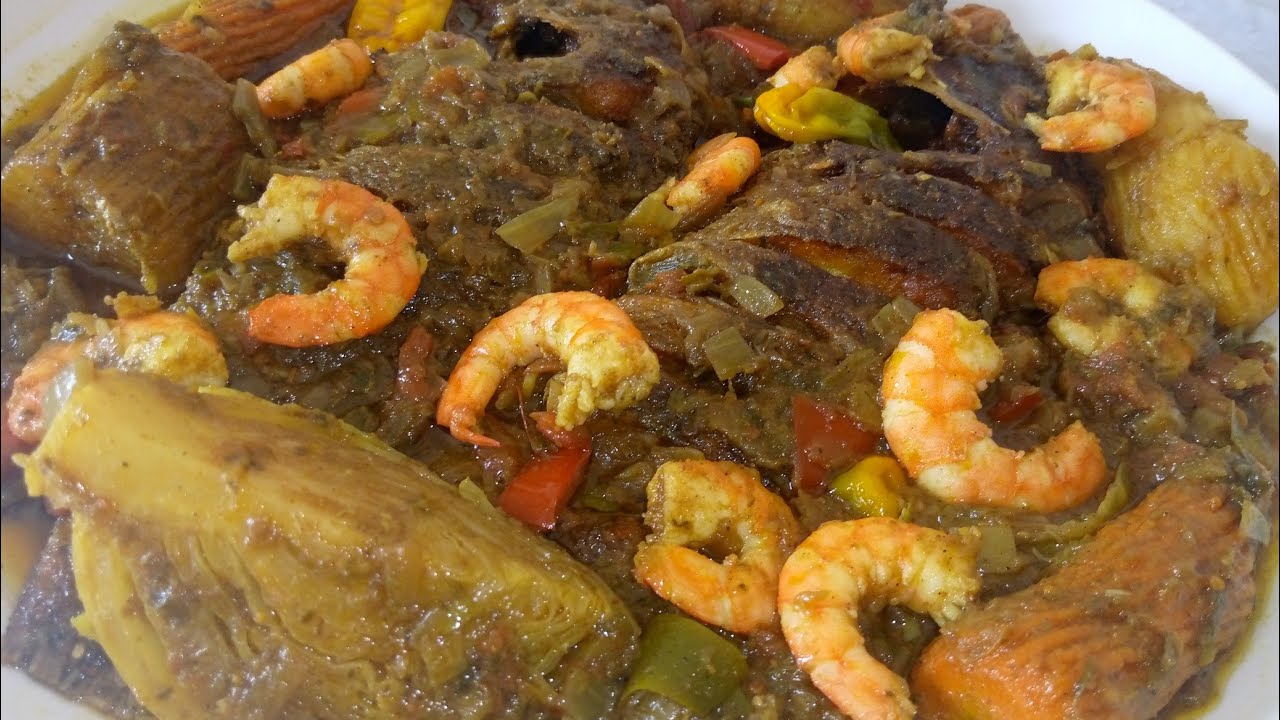 Curry friture de poisson décoré de crevettes accompagné de riz blanc décoré de carotte