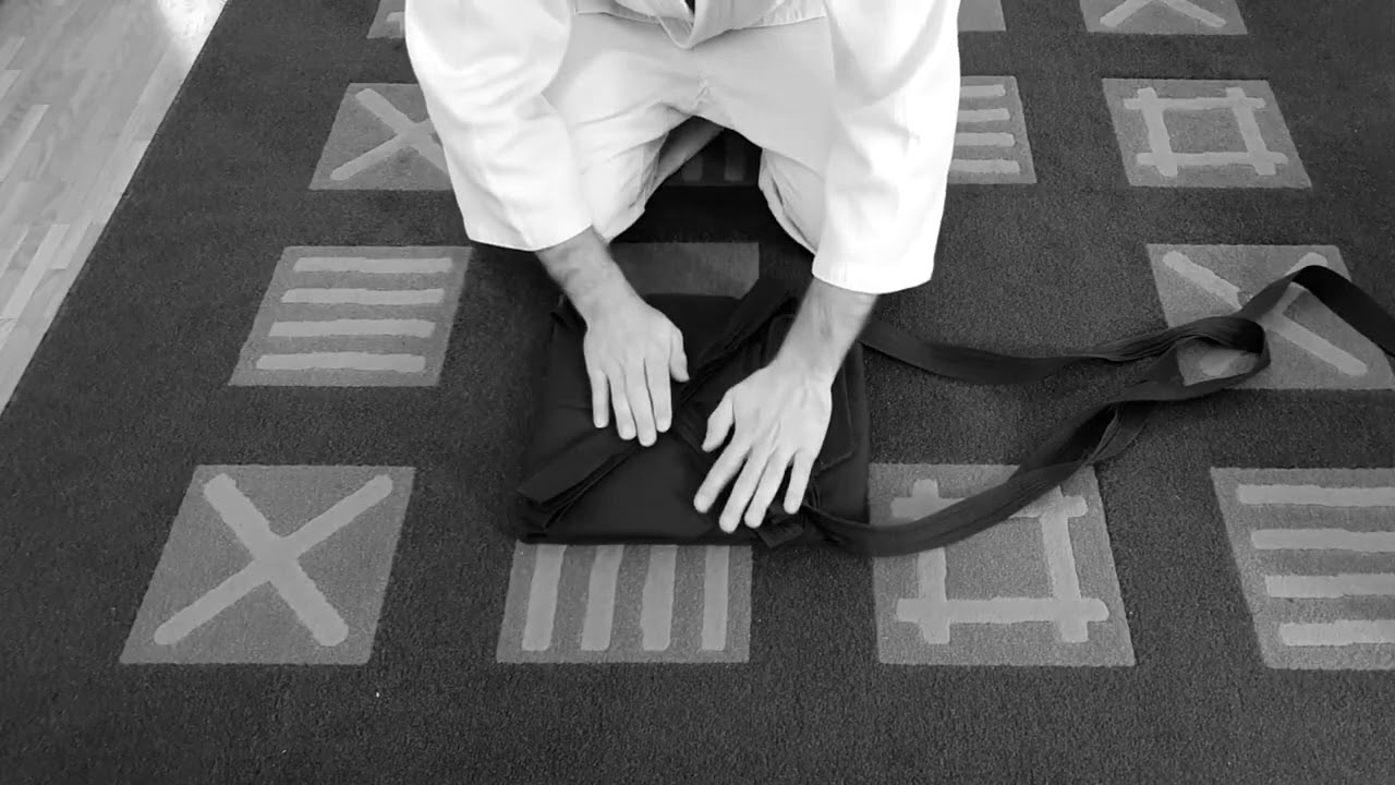 Aikido Yuyashinkai @ Home: Folding a hakama (traditional japanese style trousers)