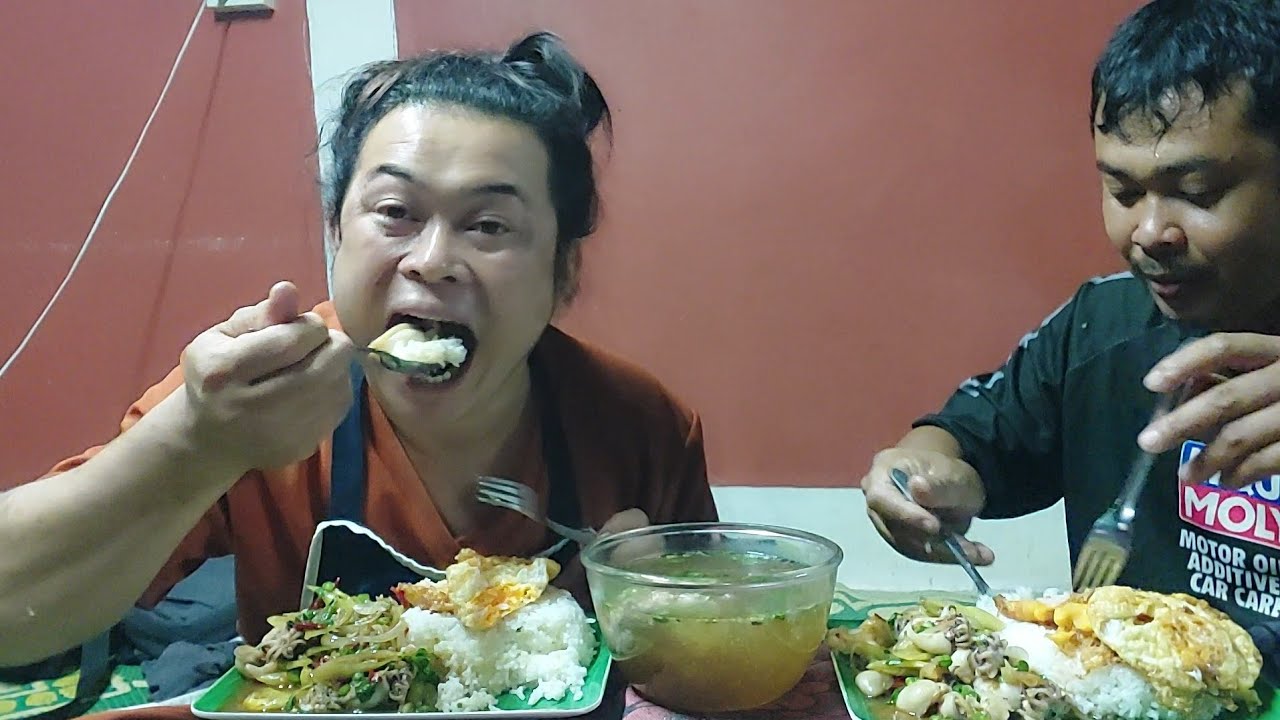 กะเพราปลาหมึกเผ็ดๆใส่ไข่ดาวเต็มๆความอร่อยแบบนี้ไม่ได้กินมาตั้งนาน