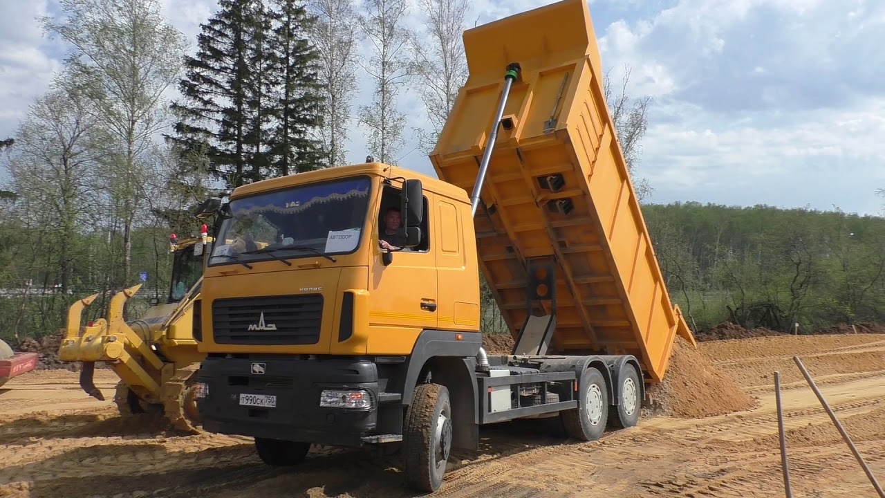 Самосвалы МАЗ-6501 разгружаются