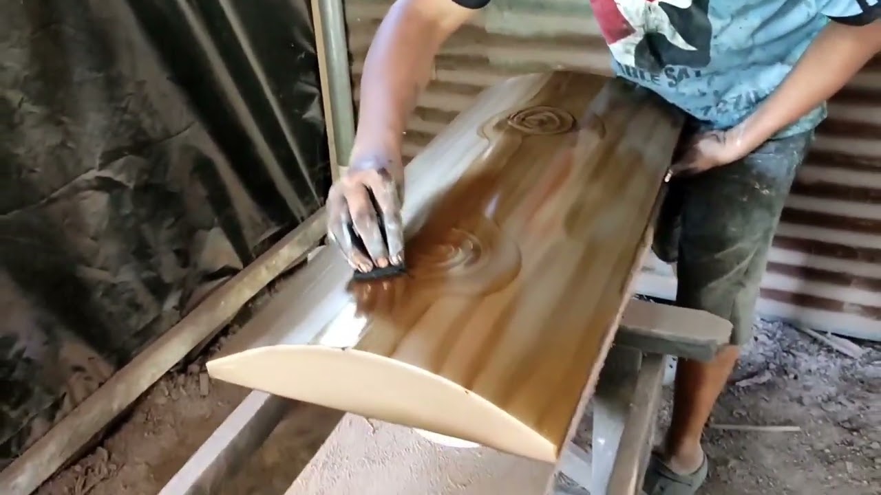 Proceso de pintado de un ataúd