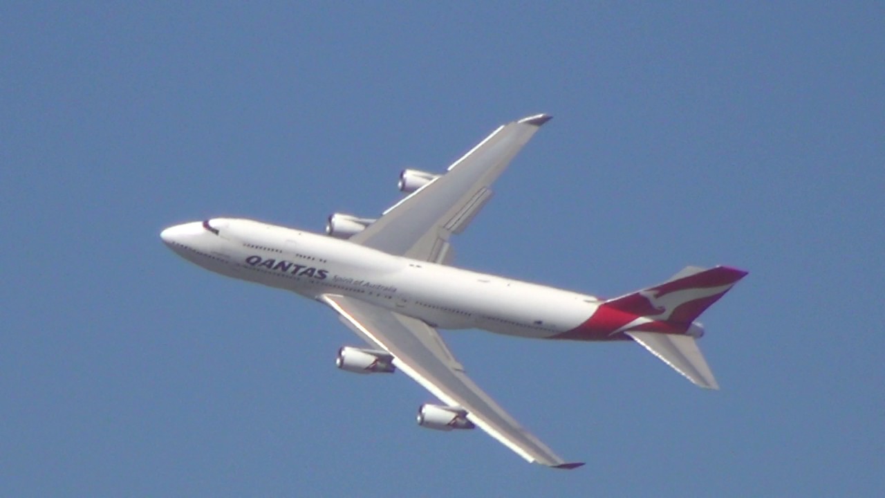 Qantas Boeing 747 Fly-by during Australian F1 GP at Albert Park in Melbourne 15-3-2015