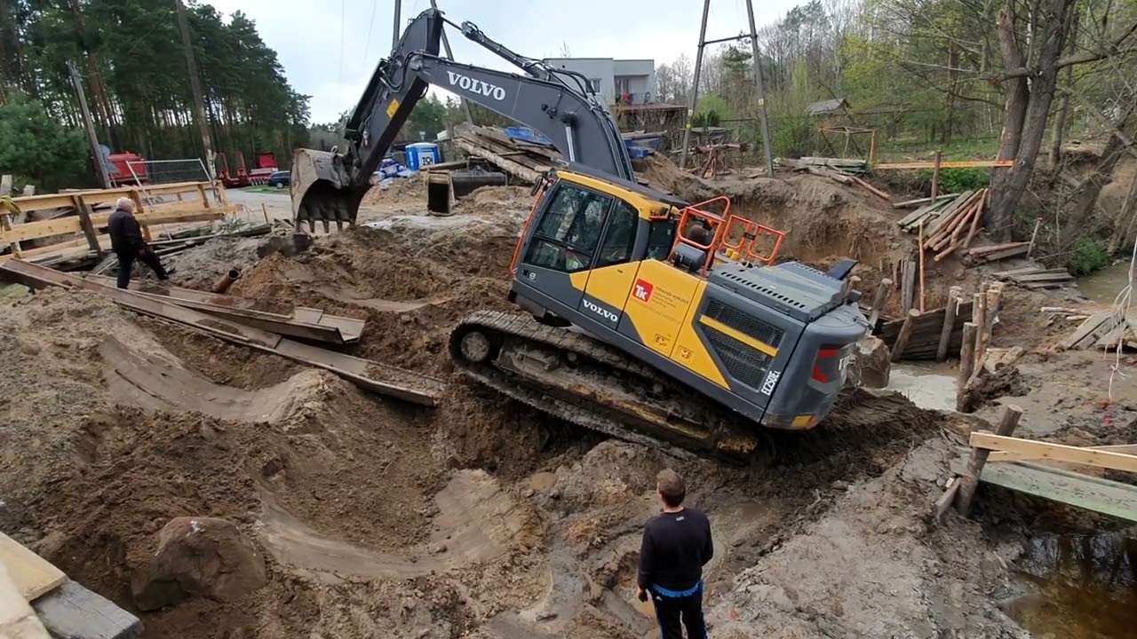 Volvo EC250E l wyjazd z wykopu
