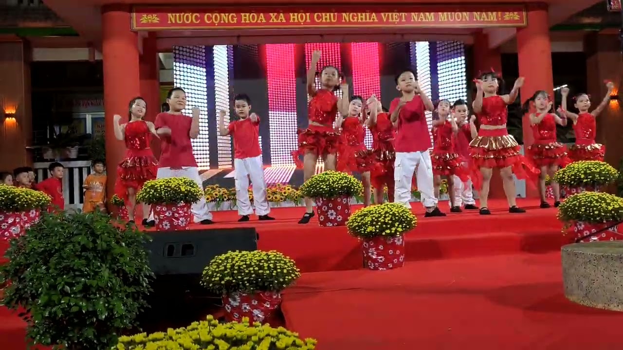 Vũ đoàn Lớp 2.2 chào Xuân 2026