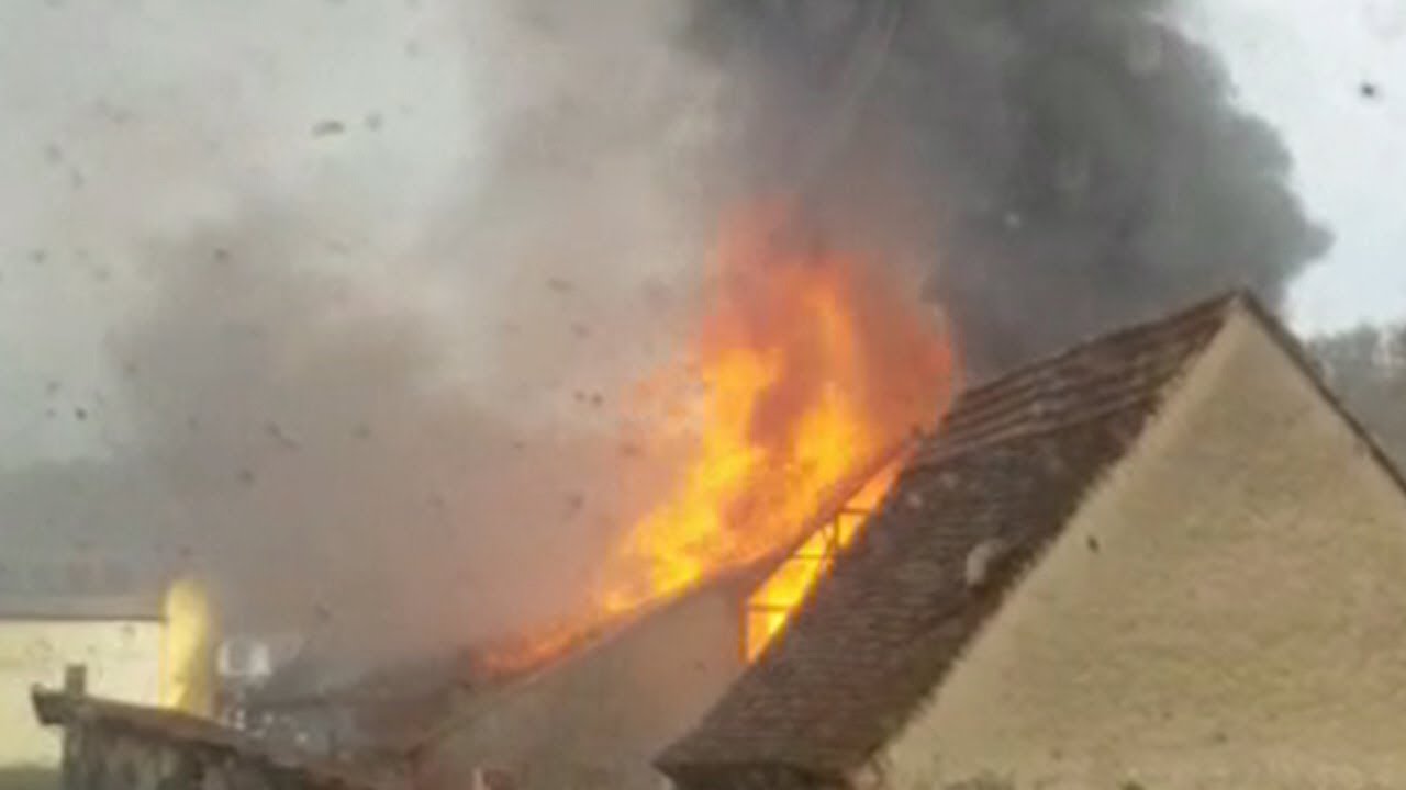 20 Stunden Großeinsatz: Nebengebäude in Vollbrand - Flammen greifen auf Wohnhaus über