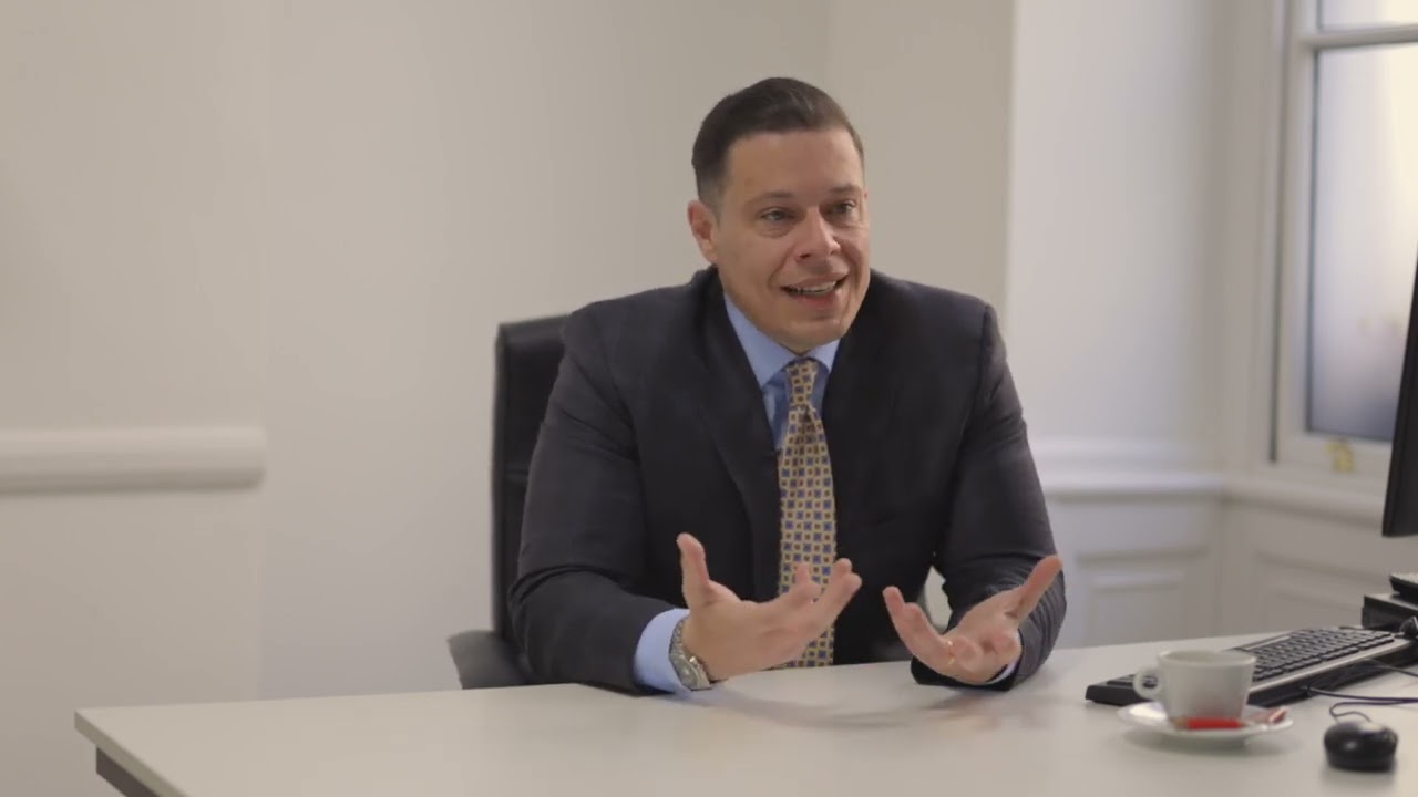 Can you treat the knees with Liposuction? | Expert advice from Mr Michael Mouzakis
