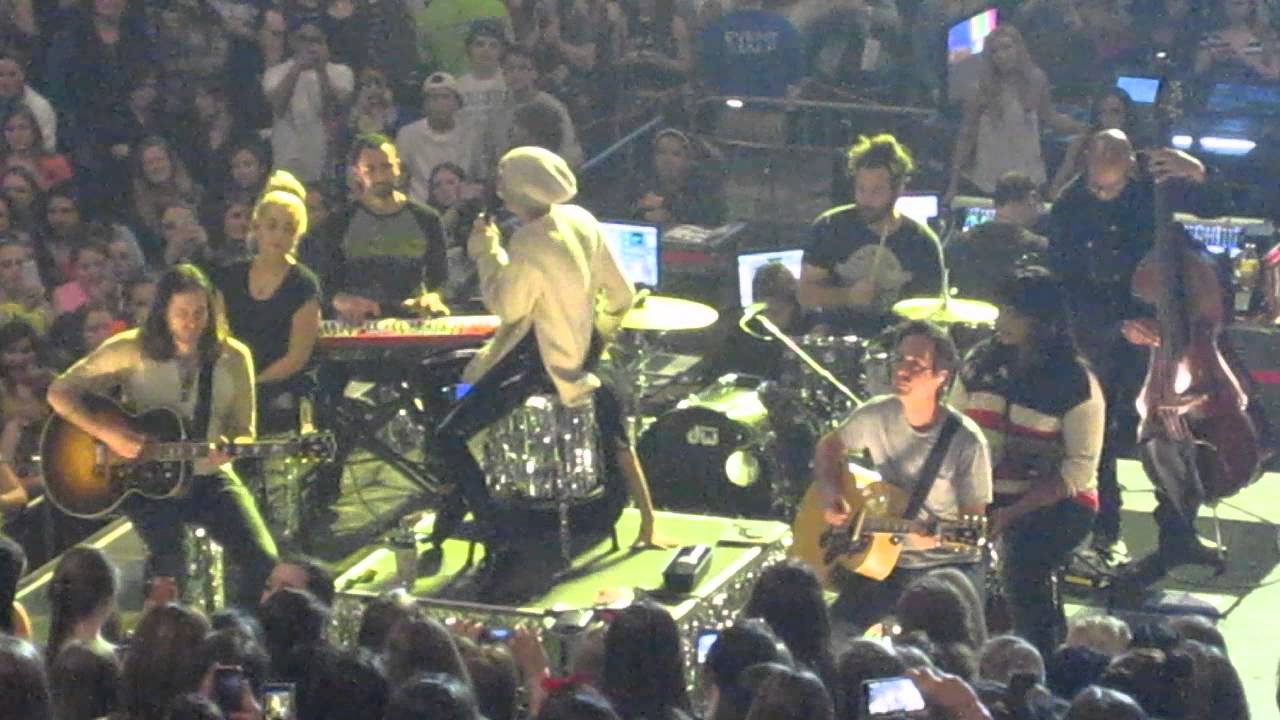 Miley Cyrus - The Scientist Coldplay COVER Boston 4/2/14