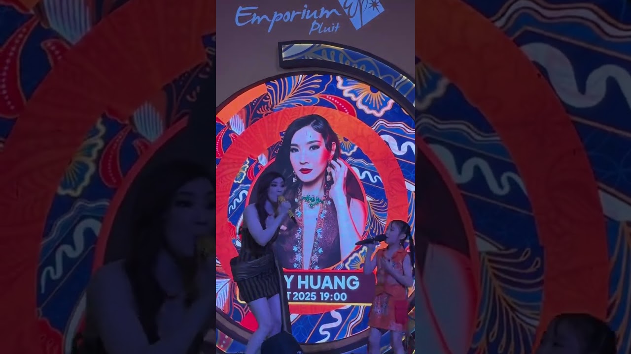 月亮代表我的心 by Dessy Huang ,this song they sing for festival mooncake day 5Oktober 2025