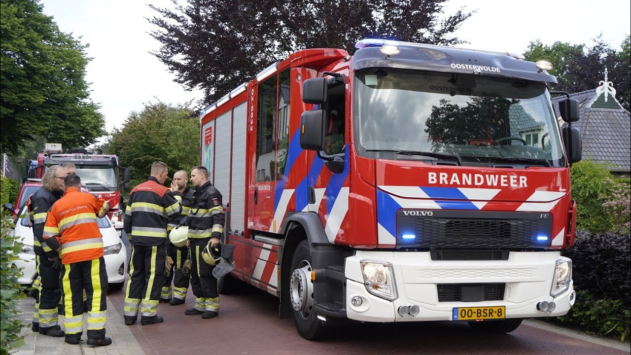 Botsing tussen twee auto's op de kruising Herenweg met de Pegge in Donkerbroek