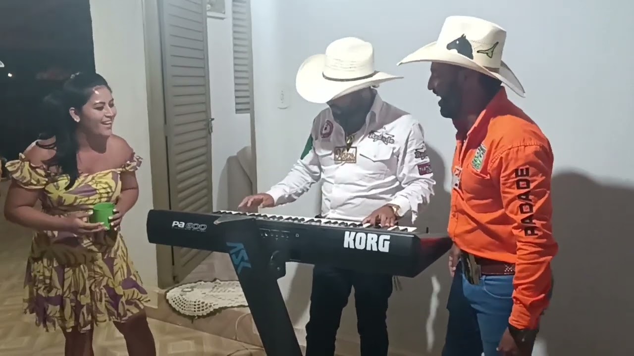 Marcos e Mateus e Maísa cigana (garrafão)
