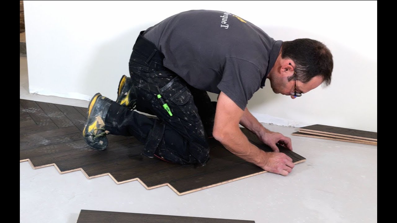 Comment démarrer un parquet bâton rompu huilé Charcoal | Pose collée étape 1