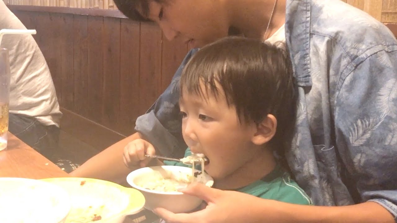 感動の再会後❣️ティーンのひざでごはんを食べるかなたくん😆【ココロマン普段の様子】