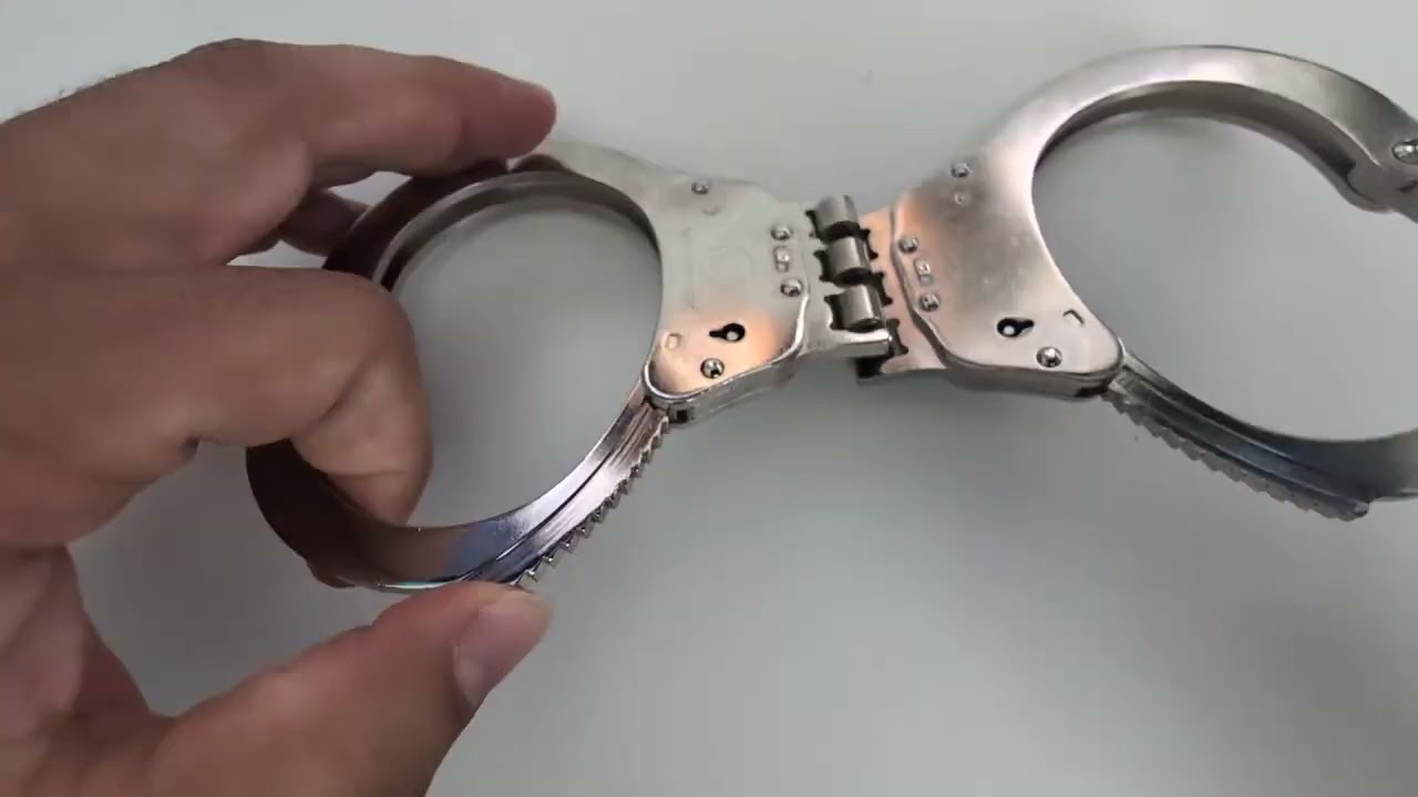 VIPERTEK Heavy Duty Hinged Double Lock Steel Police Edition Professional Grade Handcuffs Review