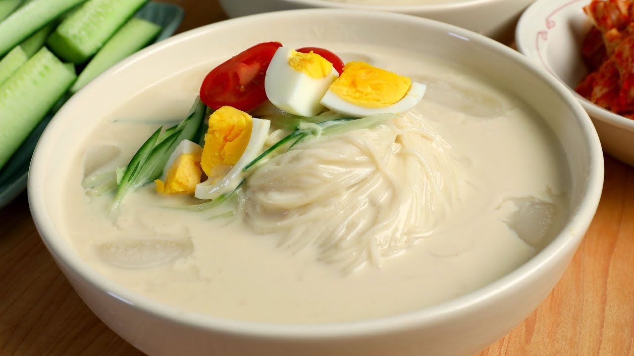 Холодный суп из соевого молока с лапшой (конгуксу:콩국수)