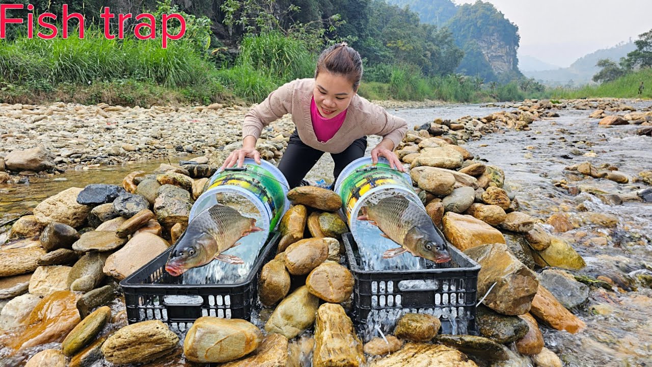 Use paint bucket to make a fish trap in the stream. Unexpectedly caught  big fish.