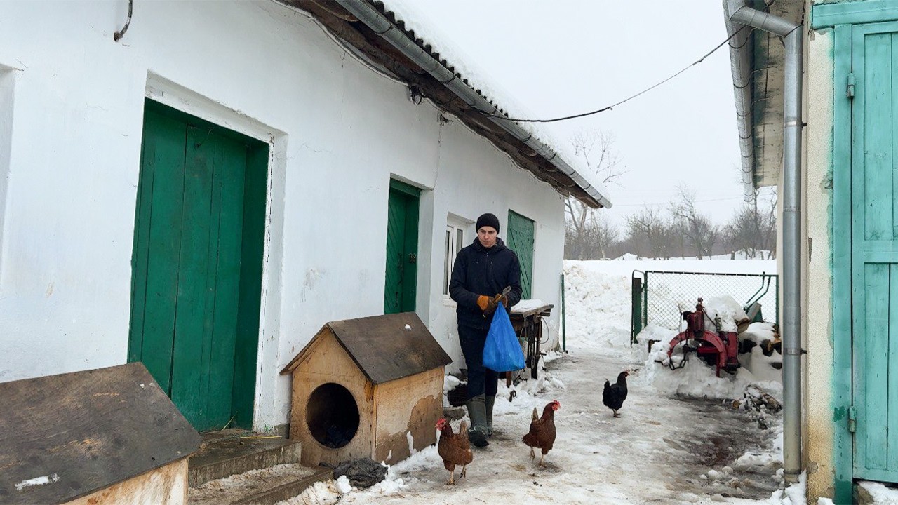 Snowy Days in a Cozy Mountain Village: Real Winter Life and Traditional Cooking