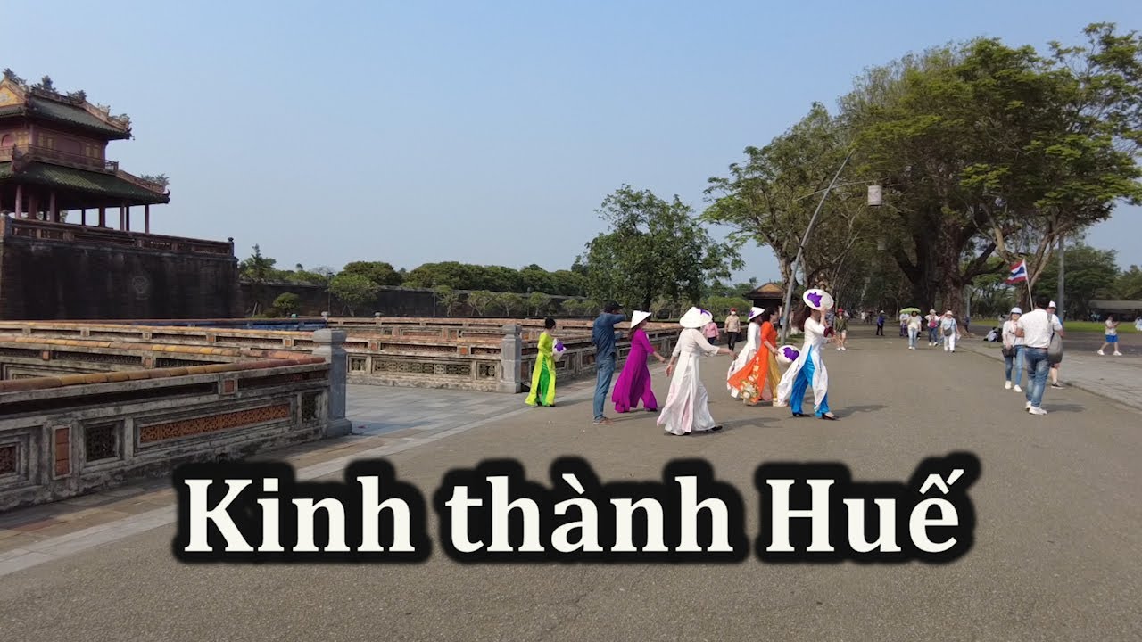 Tham quan Kinh thành Huế bên bờ sông Hương.