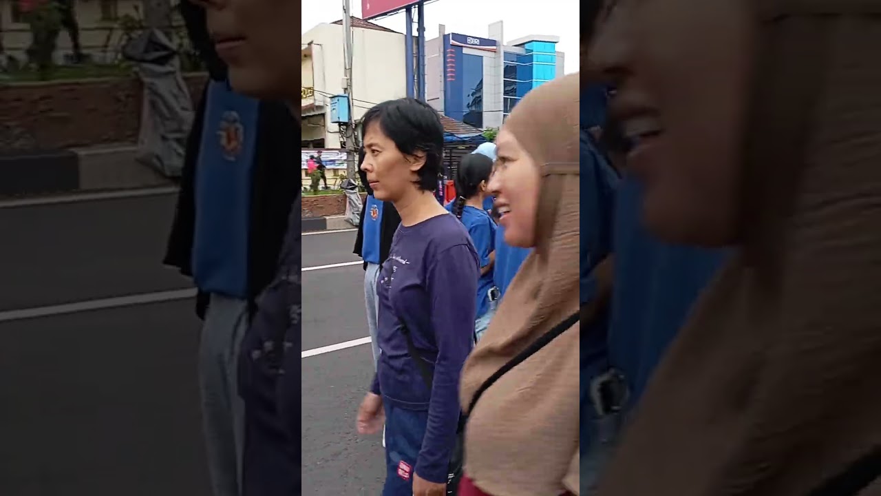 Lagu persahabatan sherina - rachel nyanyi di CFD depok