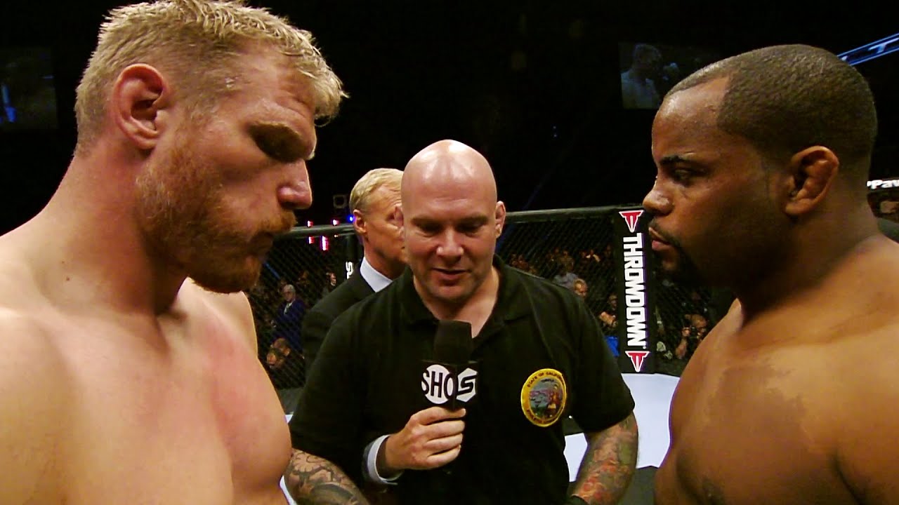 Дэниел Кормье сражается с Джошем Барнеттом за титул чемпиона Strikeforce | 2012 | В этот день