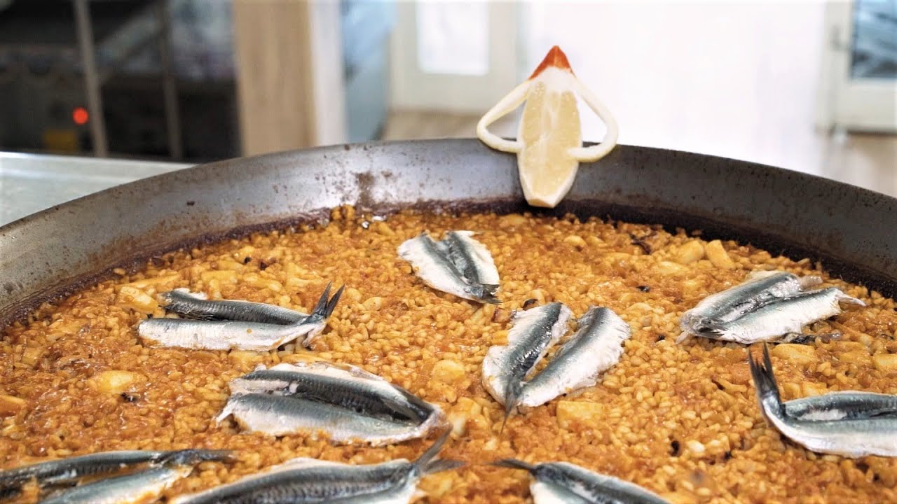 Paella valenciana de boquerones y cebolla