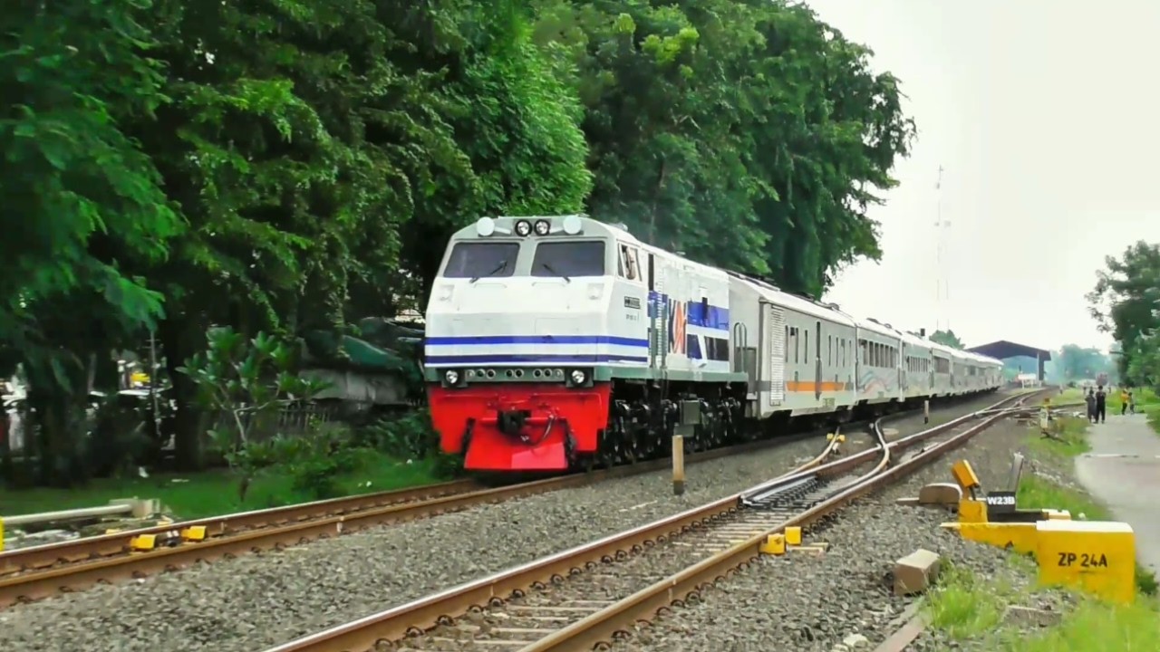PASUKAN KERETA API NGEBUT PARAH DI TENGAH KOTA || HUNTING KERETA API PANJANG MELINTAS DI JPL 154 KRW