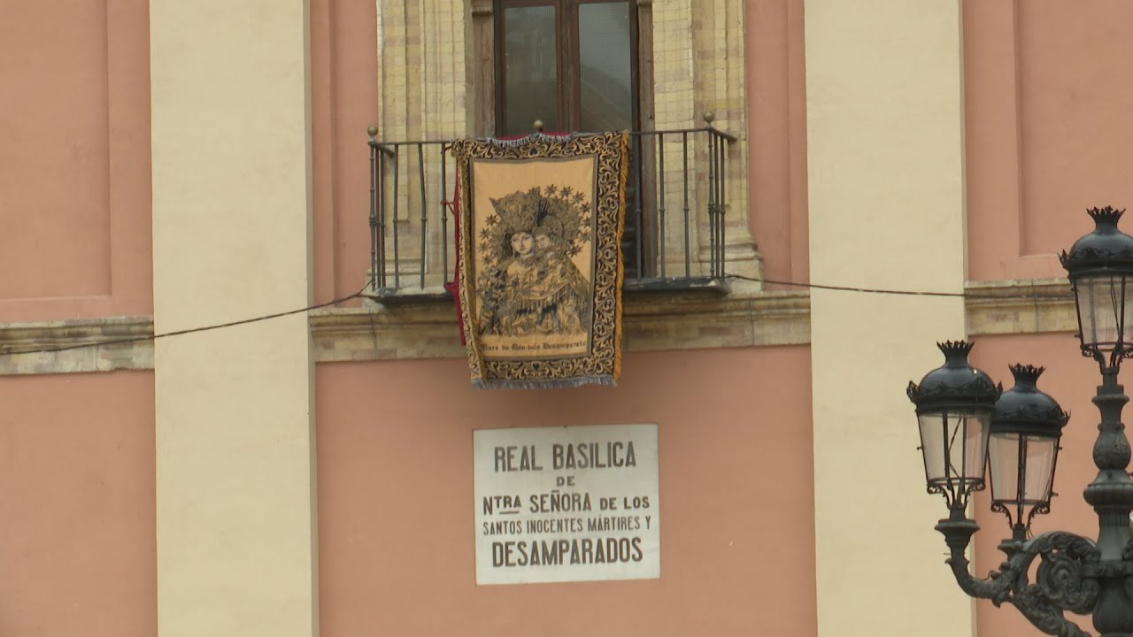 Basílica de València cuelga imágenes de la Virgen de los Desamparados