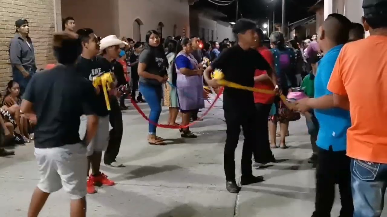 así bailan la gente los toritos en san juan tetelcingo