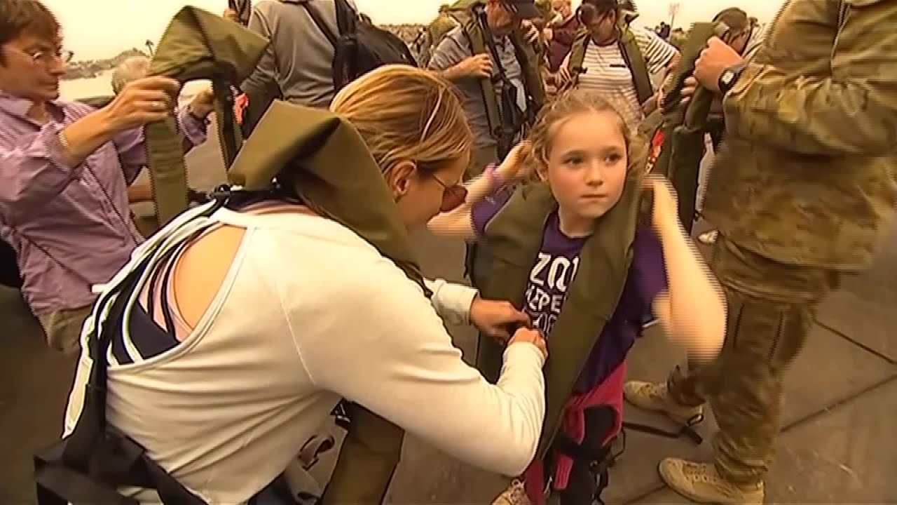 Australian navy evacuates thousands from bushfires