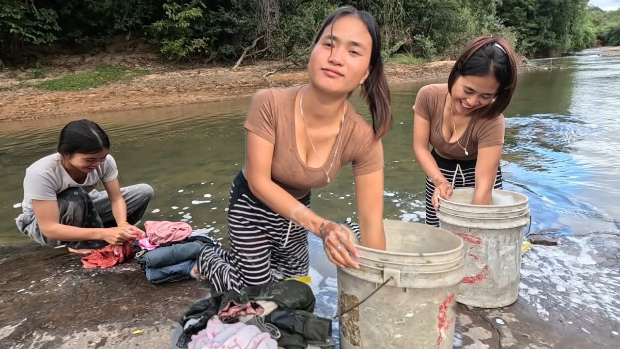 19 มกราคม ค.ศ. 2026 สาวลาวเขตนี้ ยังใช้วิธีนี้อยู่ ชักเสื้อผ้าแบบดั้งเดิม 