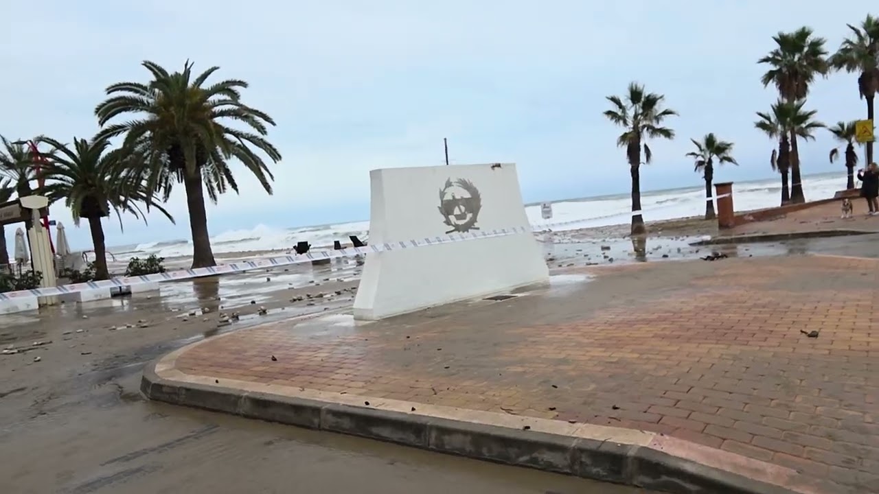 El fort temporal llança pedres i arena de la platja al passeig, Vinaròs News, 20-1-26