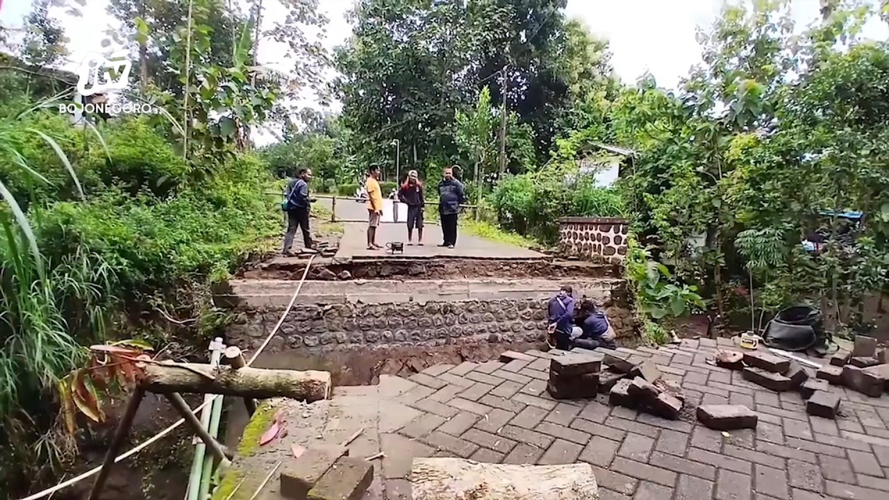 Diterjang Banjir, Jembatan Penghubung Antar Desa di Ngawi Ambrol