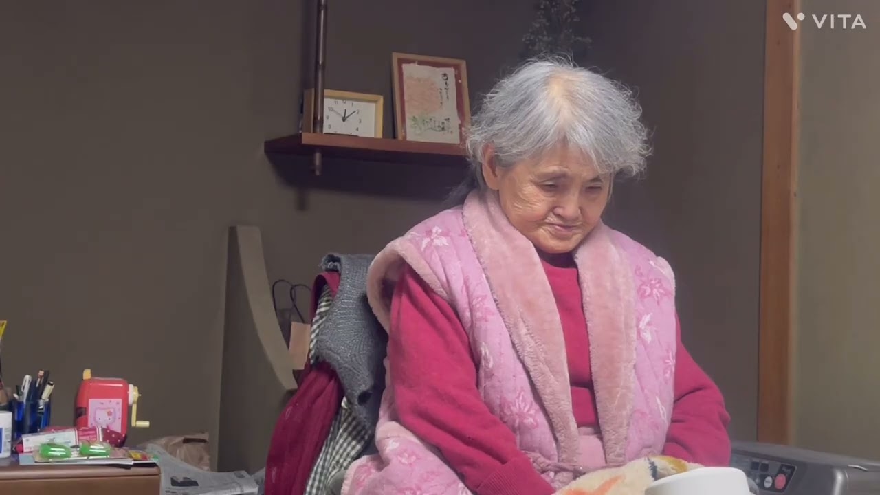 【おばあちゃんねる】ベッドに入る89歳の母。脇腹が痛そうです。