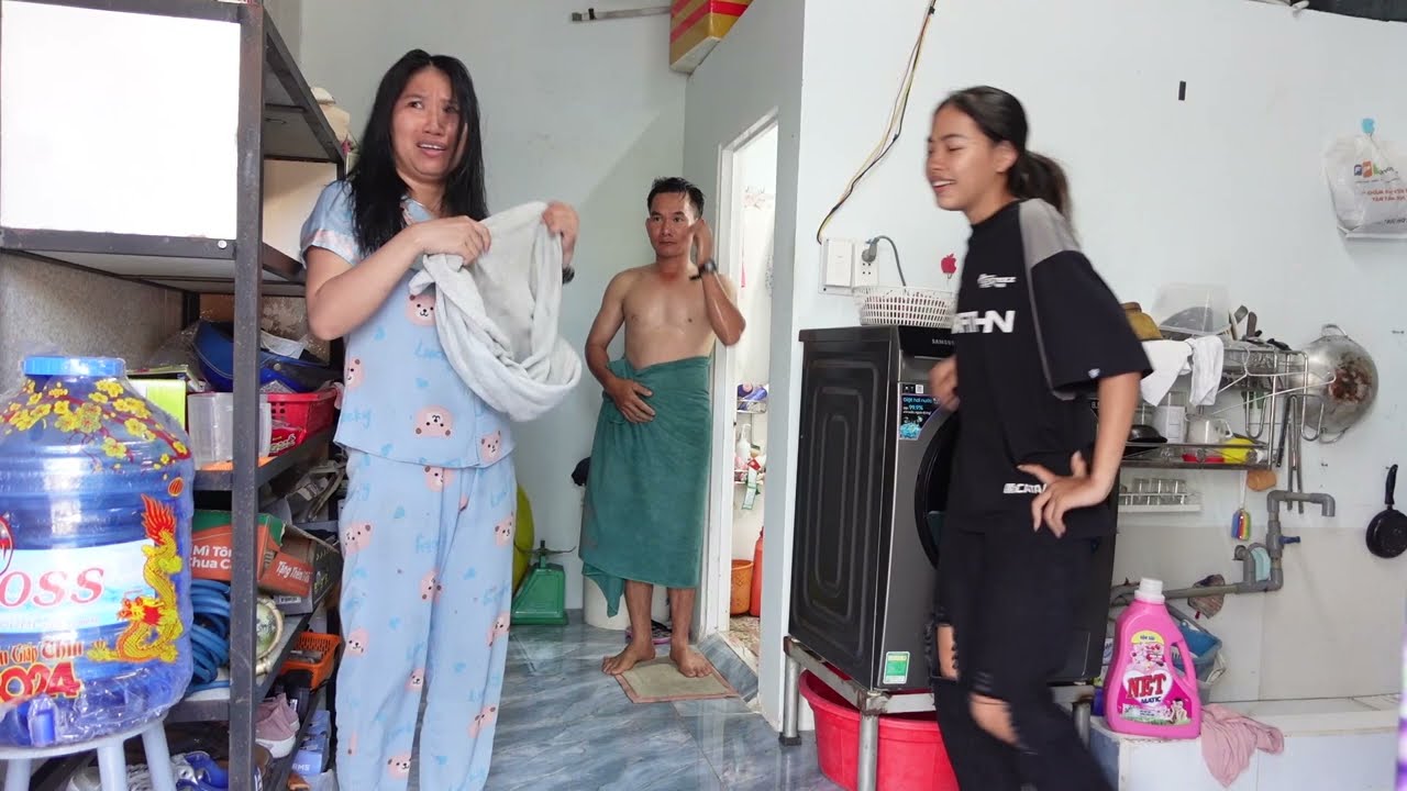 Cả Team Ph&aacute;t Hiện Ku Thể & Th&ugrave;y C&agrave;Rem Tắm Chung