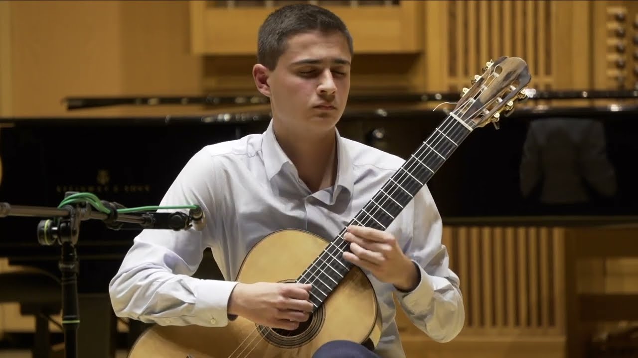 Ausiàs Parejo plays La Ciudad de Las Columnas by L. Brouwer-FIRST PRIZE Juventudes Musicales Spain22