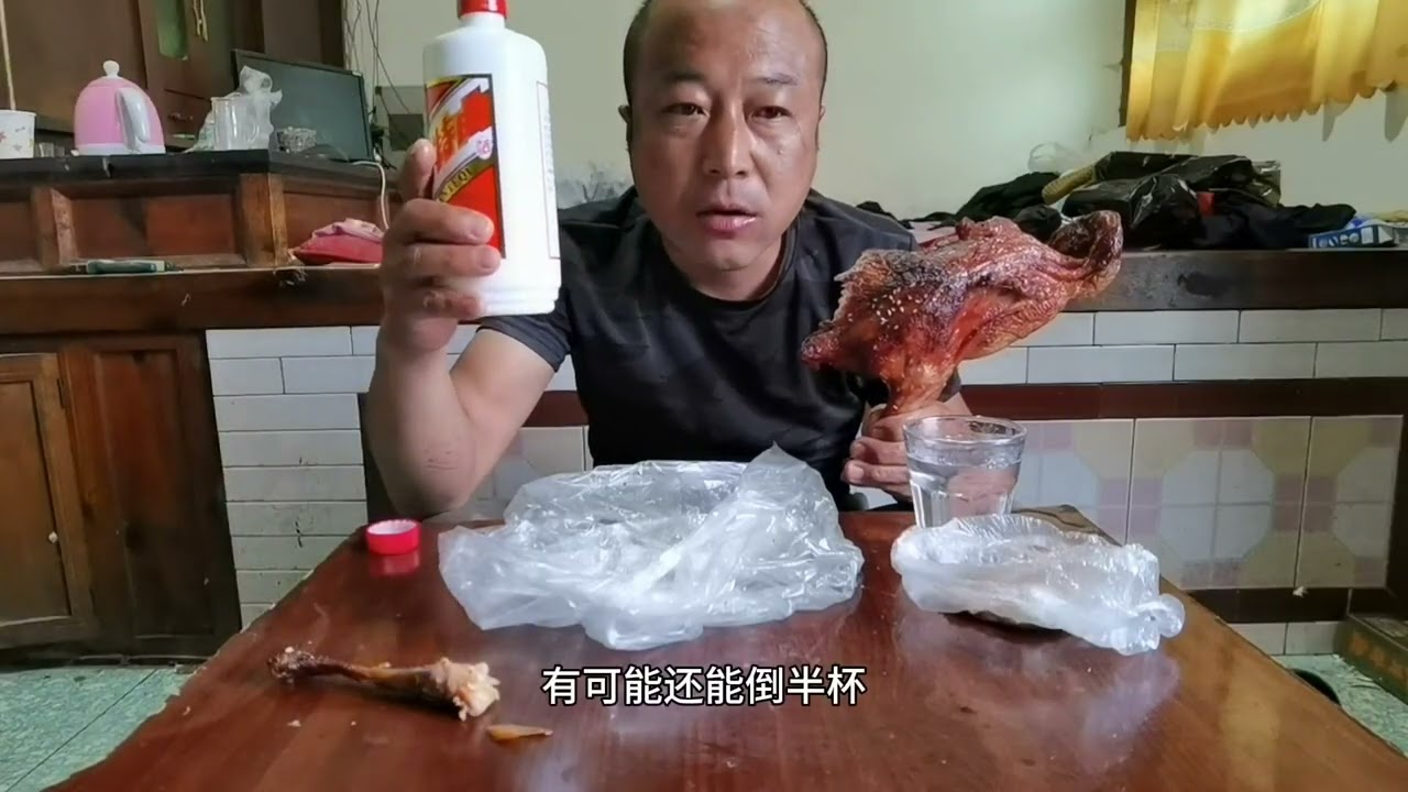 农村光棍今天吃烤鸭了，用大杯子喝酒，真叫一个痛快 #大口吃肉