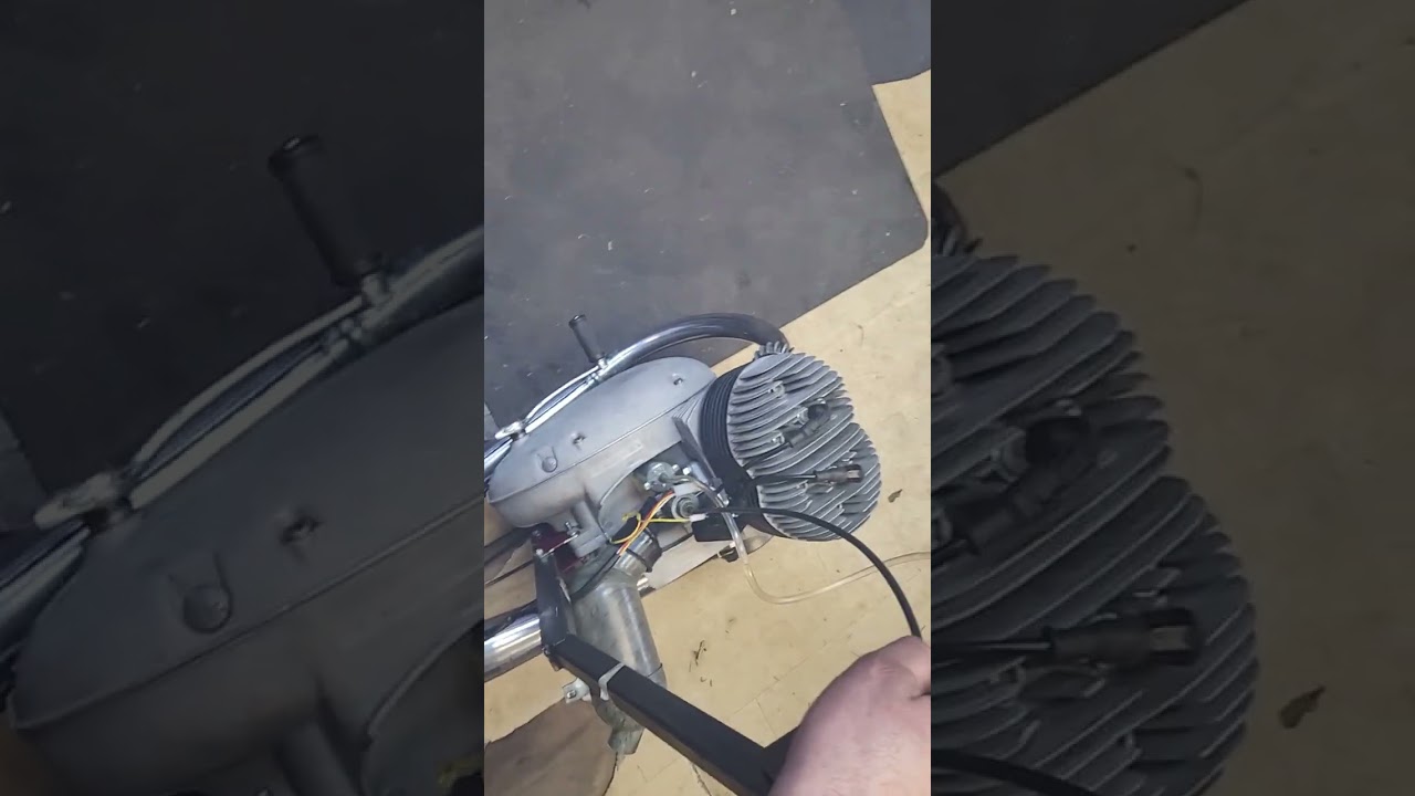 Motorček bez červených gufier na kľuke si brbloce.
