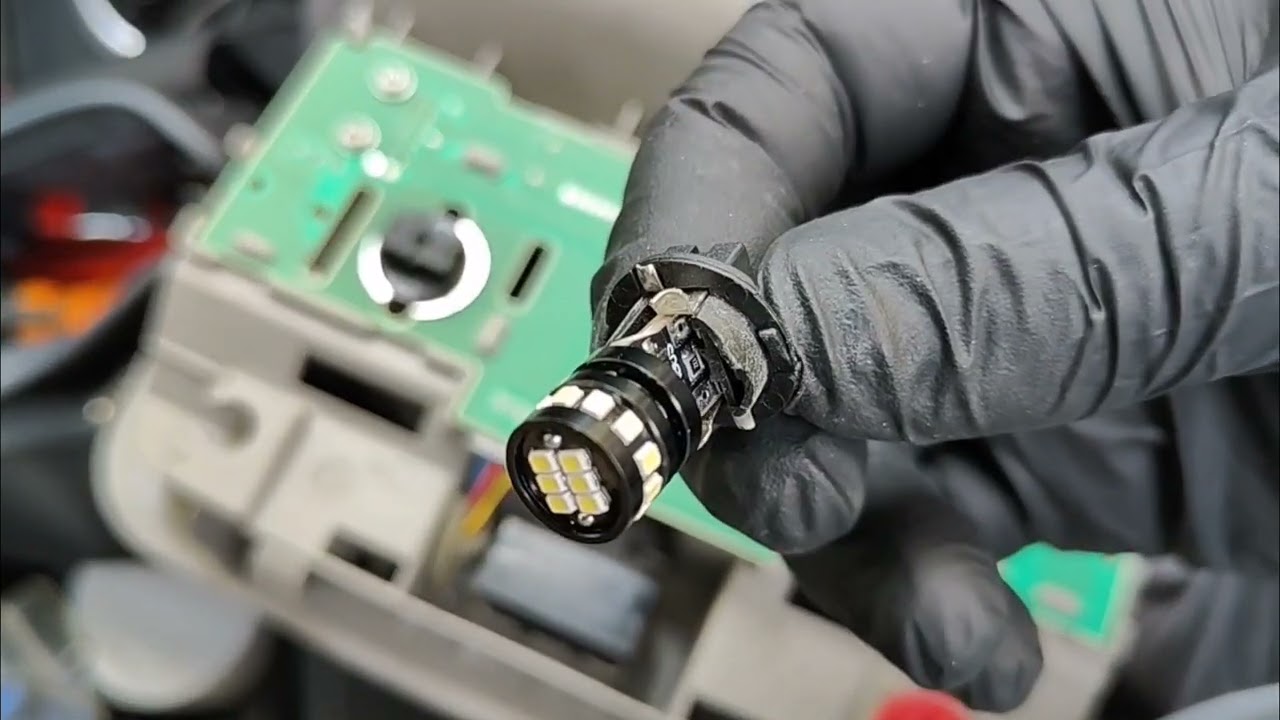 Toyota Auris TS 2012 - 2018 Smontaggio e riparazione della plafoniera e lampadine abitacolo