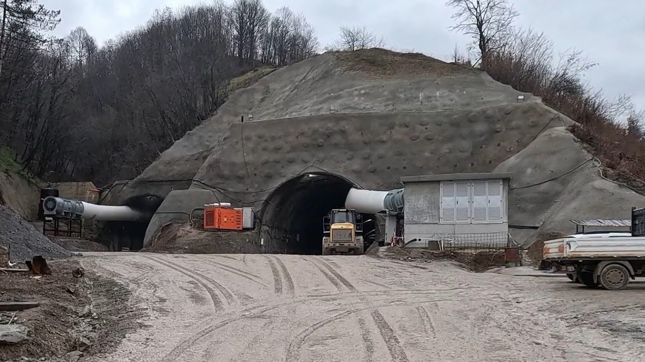 Autoput Koridor 5C.  Poddionica Nemila-Vranduk. Kiša i blato do koljena.