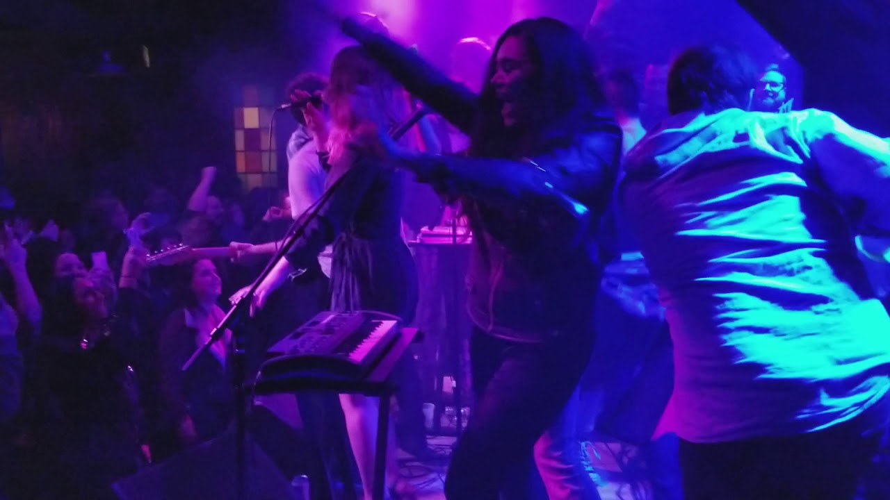 Alena live Encore, Yumi Zouma live #Barracuda Austin TX