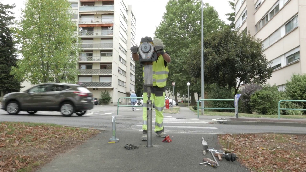 Montage d'un pieu FERRADIX® ø 60x400 pour la fixation d'un panneau de signalisation