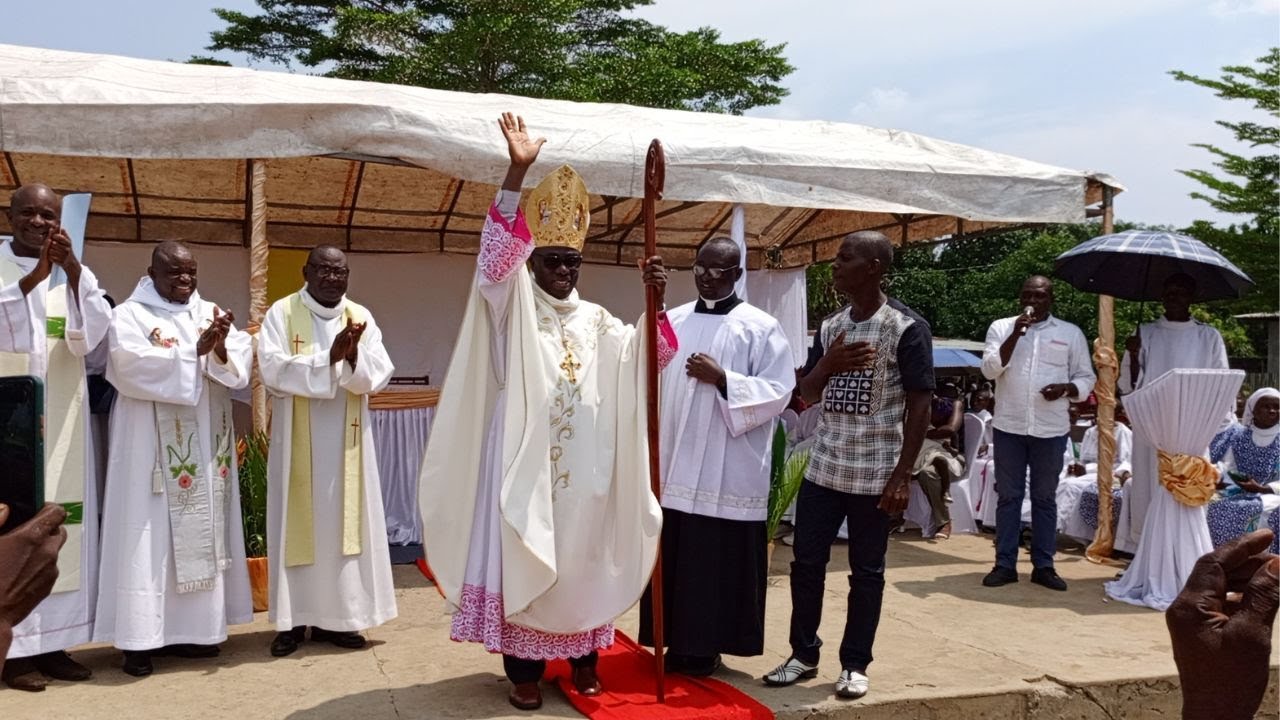 VISITE APOSTOLIQUE DE L'ARCHEVËQUE MGR ABEL LILUALA A LA PAROISSE SAINT MICHEL ARCHANGE