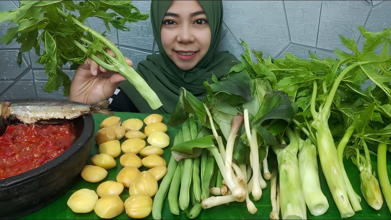 mukbang lalapan mentah tanpa nasi lalapan batang pepaya, jengkol dan daun kencur