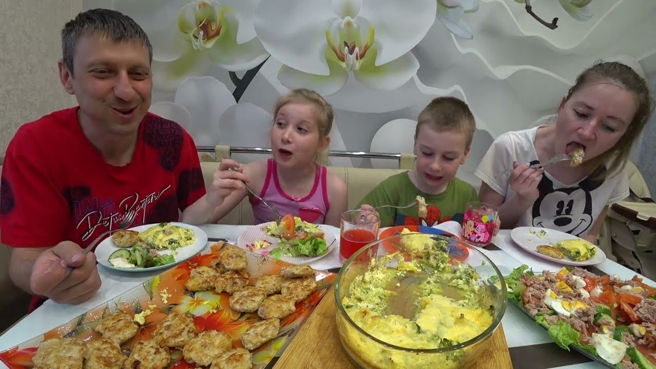 МУКБАНГ КОТЛЕТЫ ИЗ ИНДЕЙКИ, ЗАПЕКАНКА С БРОККОЛИ, ЦВЕТНОЙ КАПУСТОЙ, САЛАТ С ТУНЦОМ / ВКУСНЫЙ УЖИН