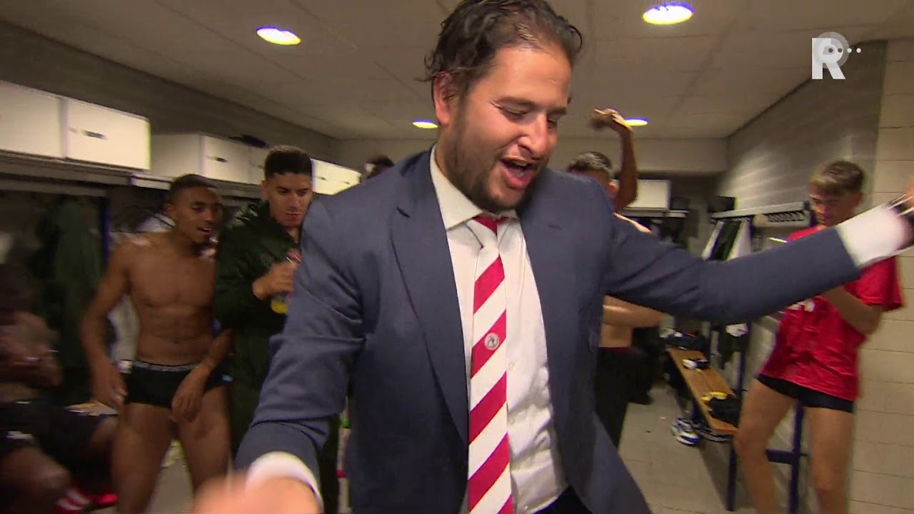 Feest in de Sparta-kleedkamer na de promotie in Doetinchem