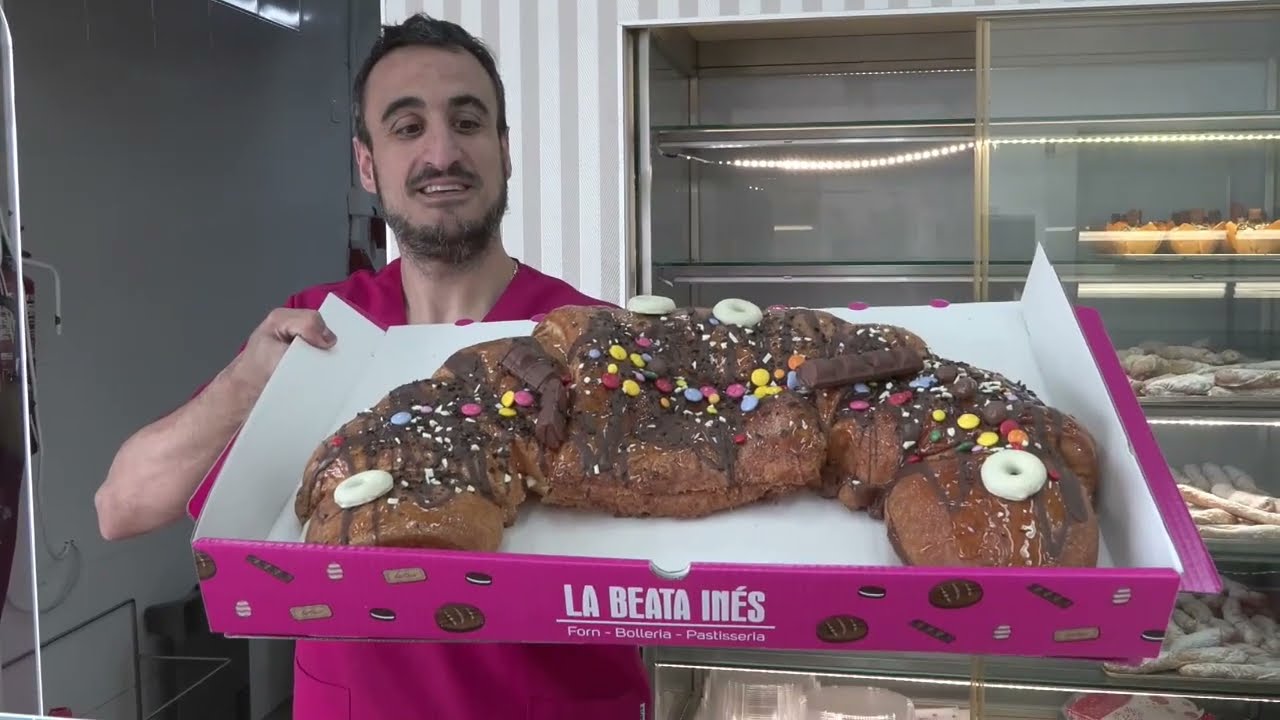 El horno valenciano la Beata Inés se hace viral con sus cruasanes de 4 kilos de peso