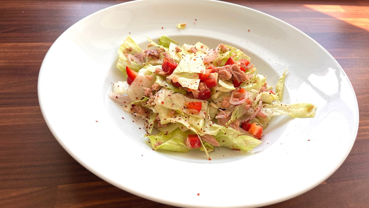 Leichter Thunfischsalat mit Eisbergsalat in 10 Minuten.