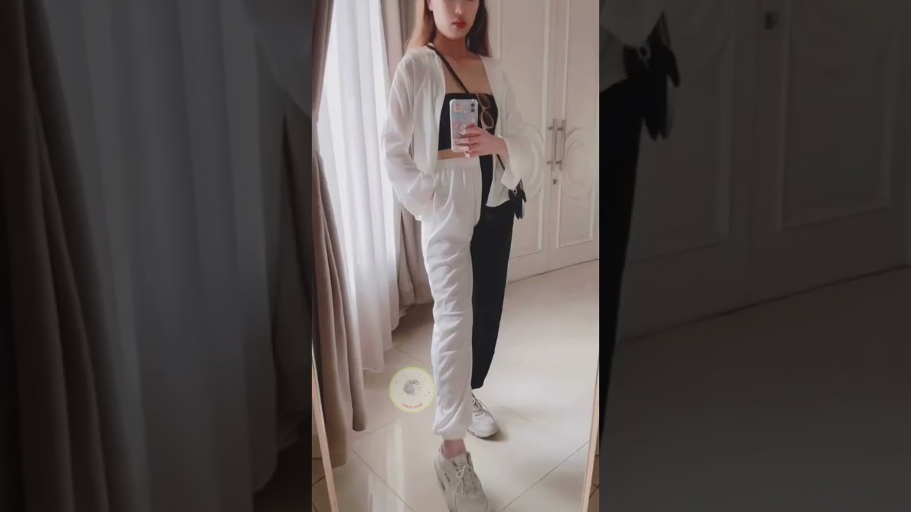 Monochrome sporty look : Brielle Sweatpants Outfit Inspo
