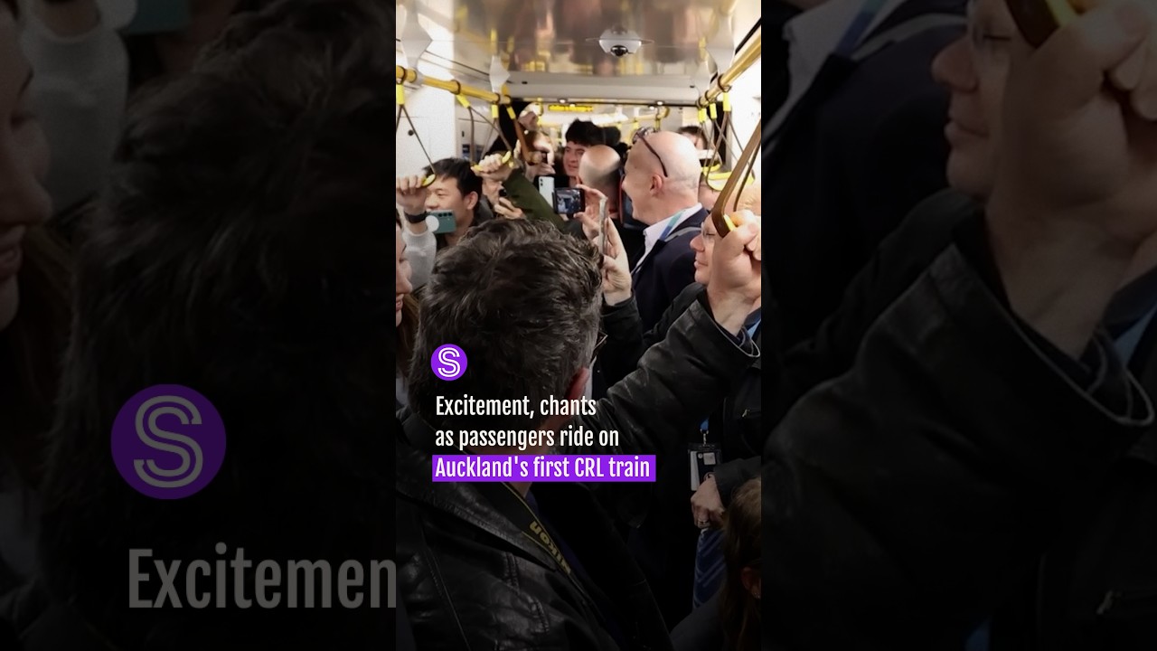 Восторг и ликование: пассажиры едут на первом поезде CRL в Окленде | Stuff.co.nz