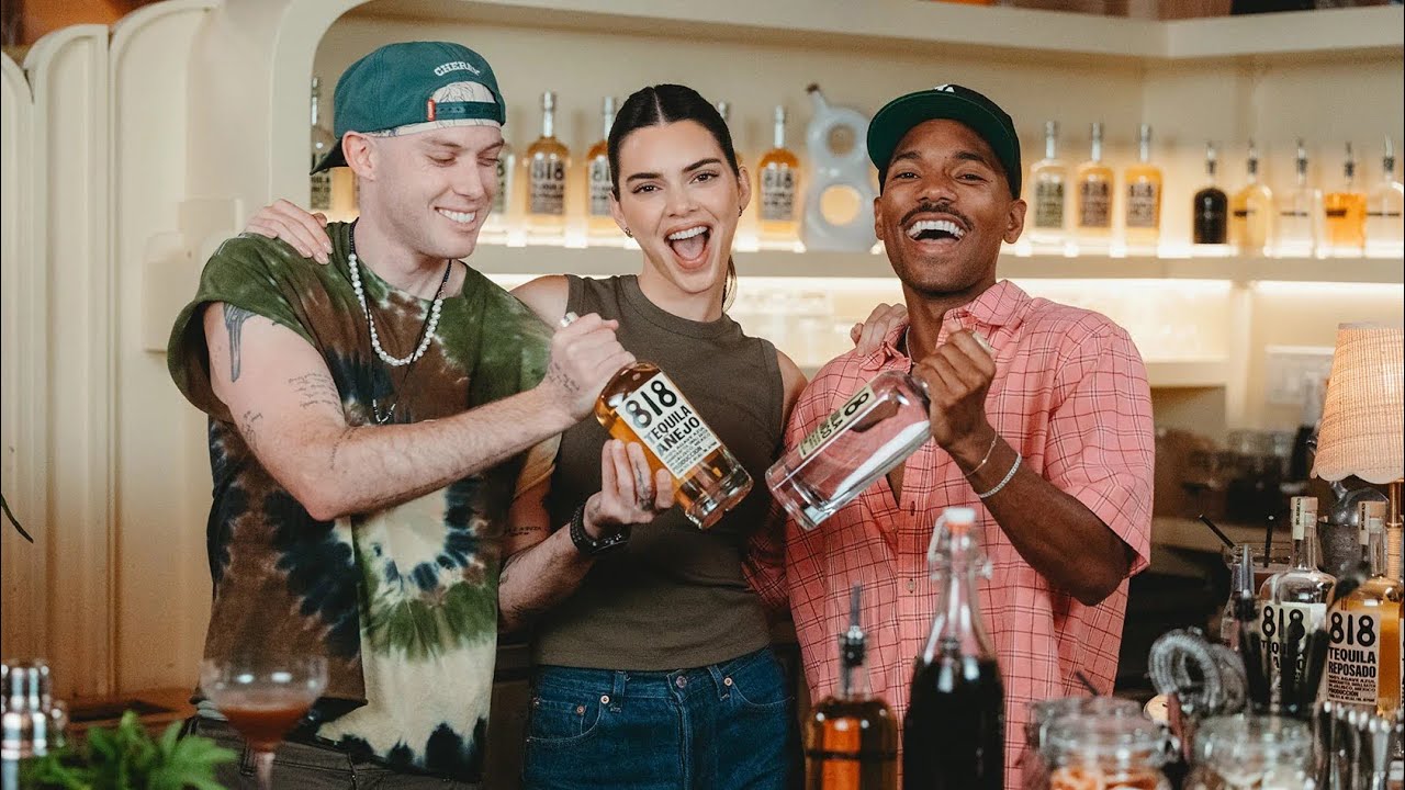 [LEGENDADO] Kendall Jenner e amigos fazem coquetéis com 818 para comemorar o Dia Nacional da Tequila